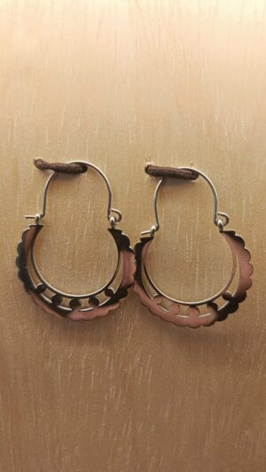 Pendientes calados semicirculares de acero inoxidable plateado